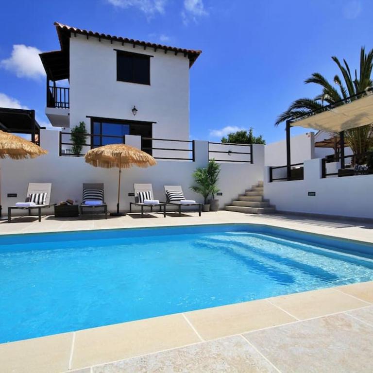 No 2. Stunning 4-Bedroom Villa with Large Pool - Villa - 44
