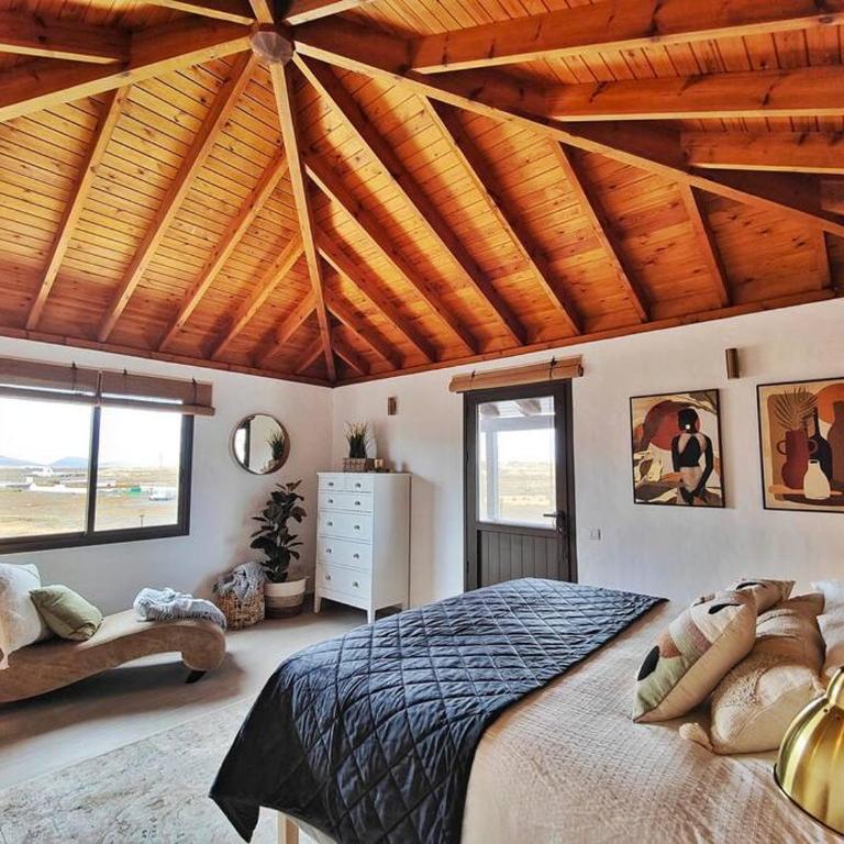 No 2. Stunning 4-Bedroom Villa with Large Pool - Villa - 27