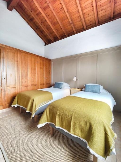 No 2. Stunning 4-Bedroom Villa with Large Pool - Villa - 9