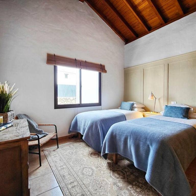 No 2. Stunning 4-Bedroom Villa with Large Pool - Villa - 31