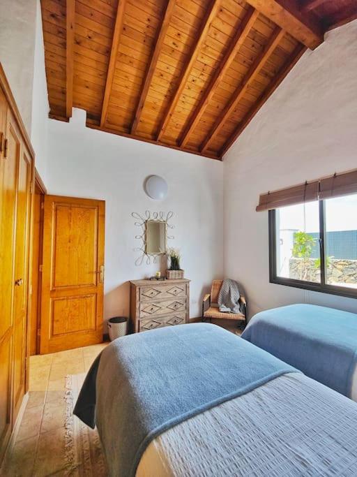 No 2. Stunning 4-Bedroom Villa with Large Pool - Villa - 32