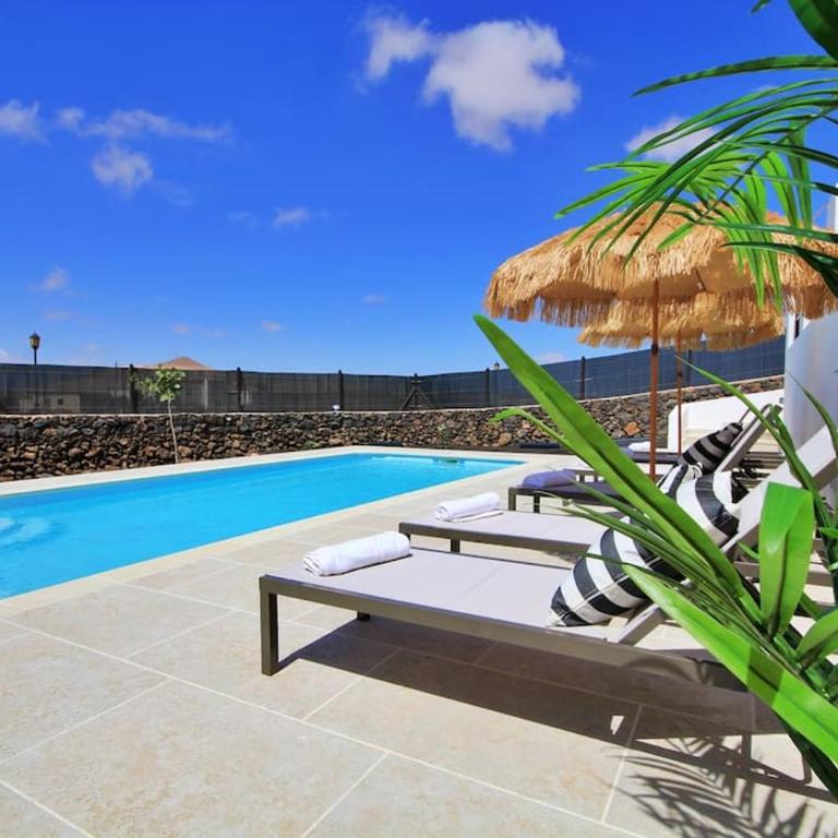 No 2. Stunning 4-Bedroom Villa with Large Pool - Villa - 45