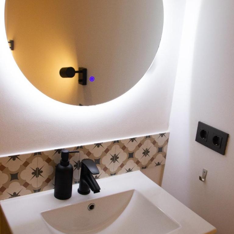 Onefam Sungate - Double Room with Shared Bathroom - 11