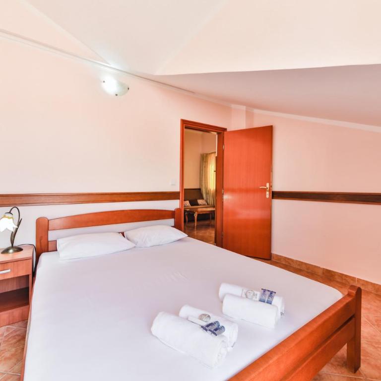 Garni Hotel Koral - Dvokrevetan Apartman tipa "Suite" sa Bračnim Krevetom, Balkonom i Pogledom na More - 8