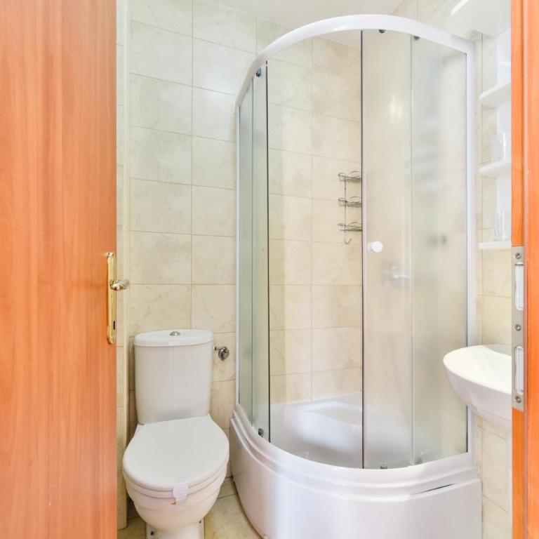 Garni Hotel Koral - Economy Dvokrevetna Soba sa Bračnim Krevetom, Balkonom i Pogledom na Vrt - 9