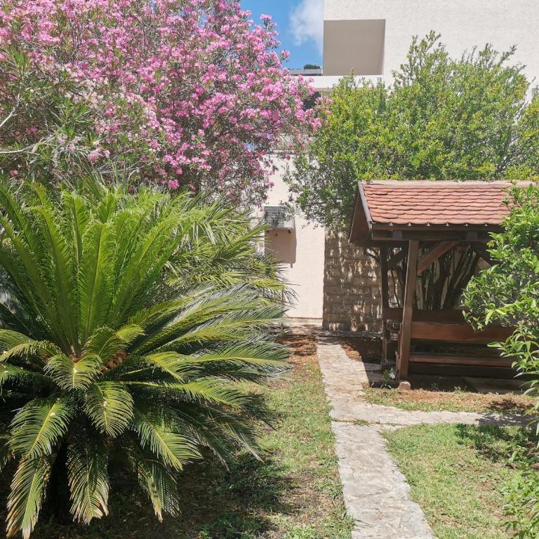 Apartments Maris - Studio with Garden View - 10