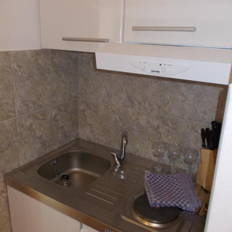 Apartments Sutorina - One-Bedroom Apartment with Balcony and Sea View - 3