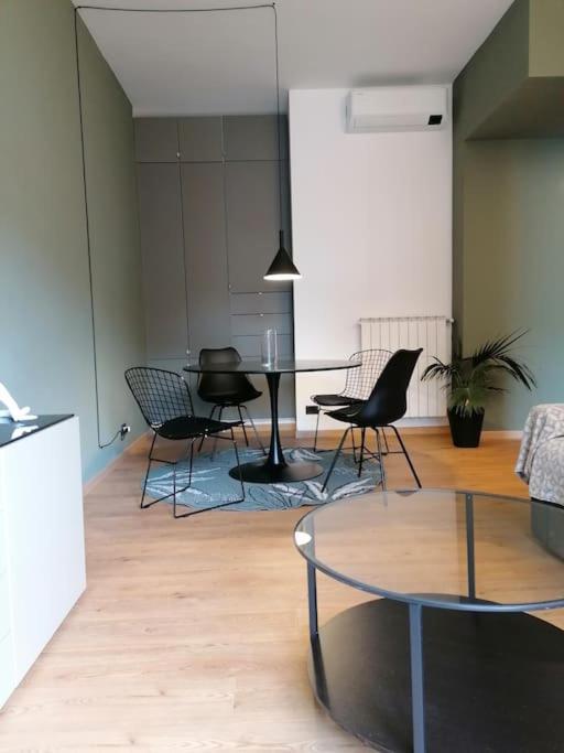 Arona 03 centralissimo ampio bilocale con garage - Appartamento con 1 Camera da Letto - 1