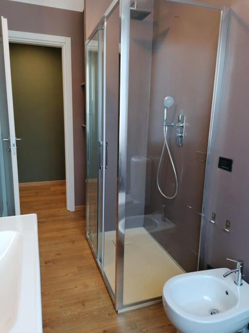 Arona 03 centralissimo ampio bilocale con garage - Appartamento con 1 Camera da Letto - 25
