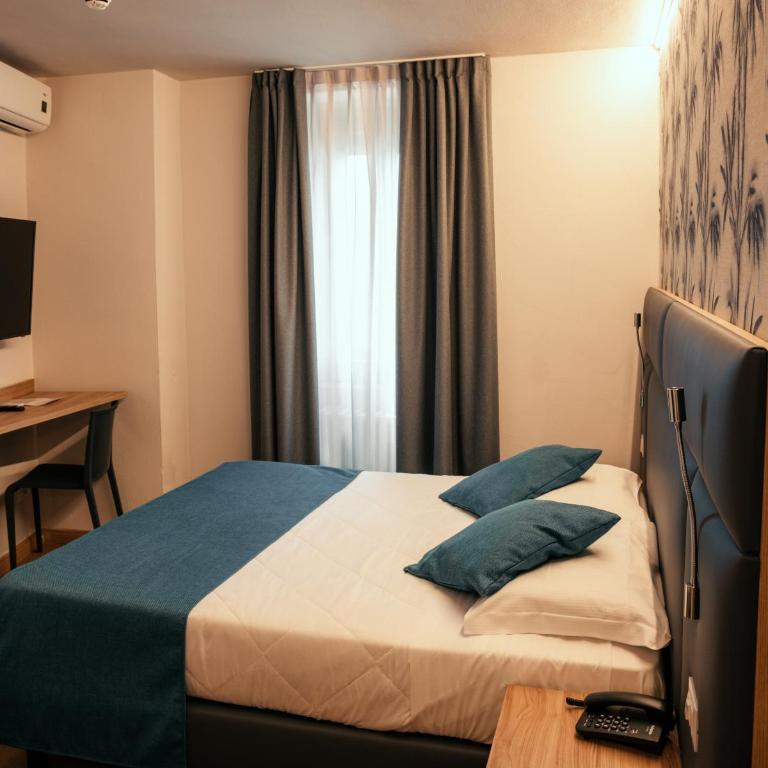 Bike Hotel Touring Gardone Riviera & Wellness - Camera Tripla Superior con Vista Lago - 4