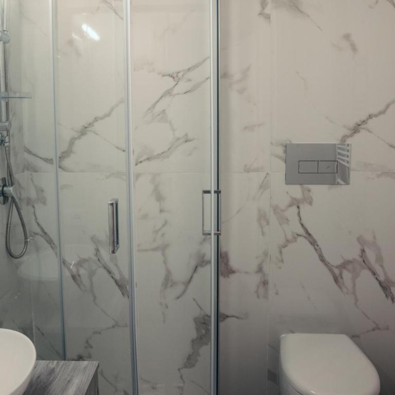 Bike Hotel Touring Gardone Riviera & Wellness - Camera Familiare con 2 Bagni - 3