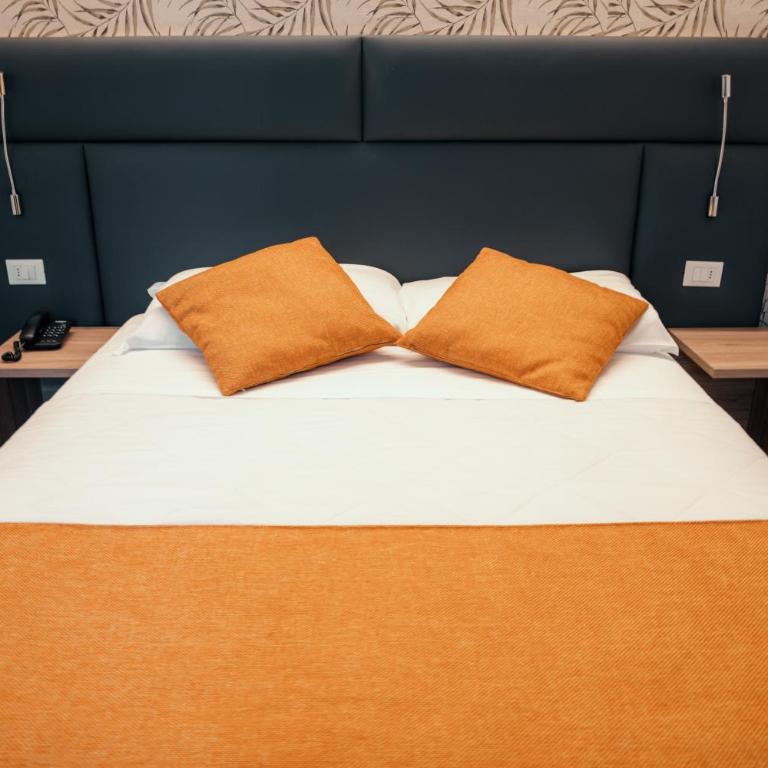 Bike Hotel Touring Gardone Riviera & Wellness - Camera Familiare con 2 Bagni - 4