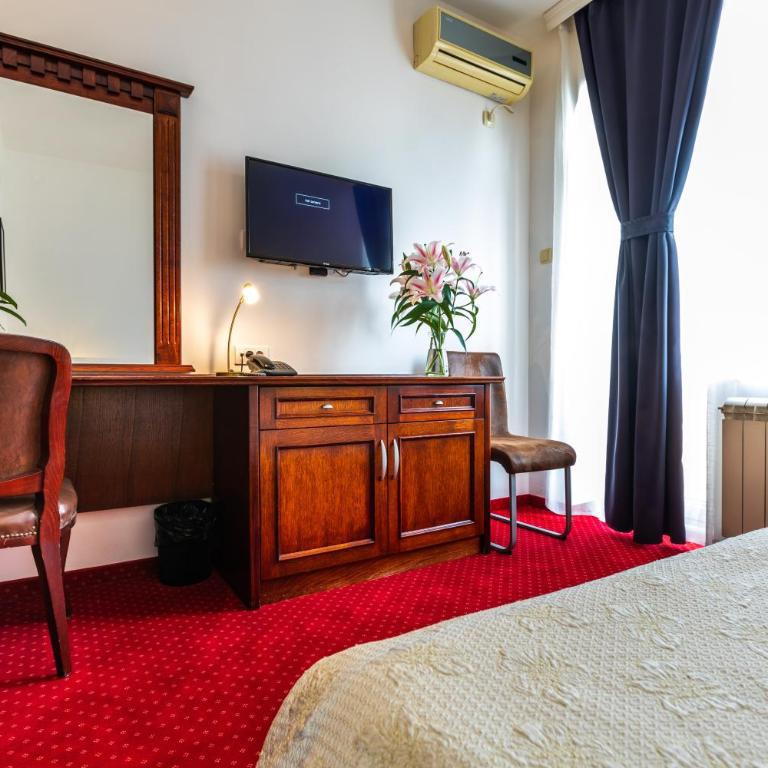 Garni Hotel Royal Crown - King Room - 1