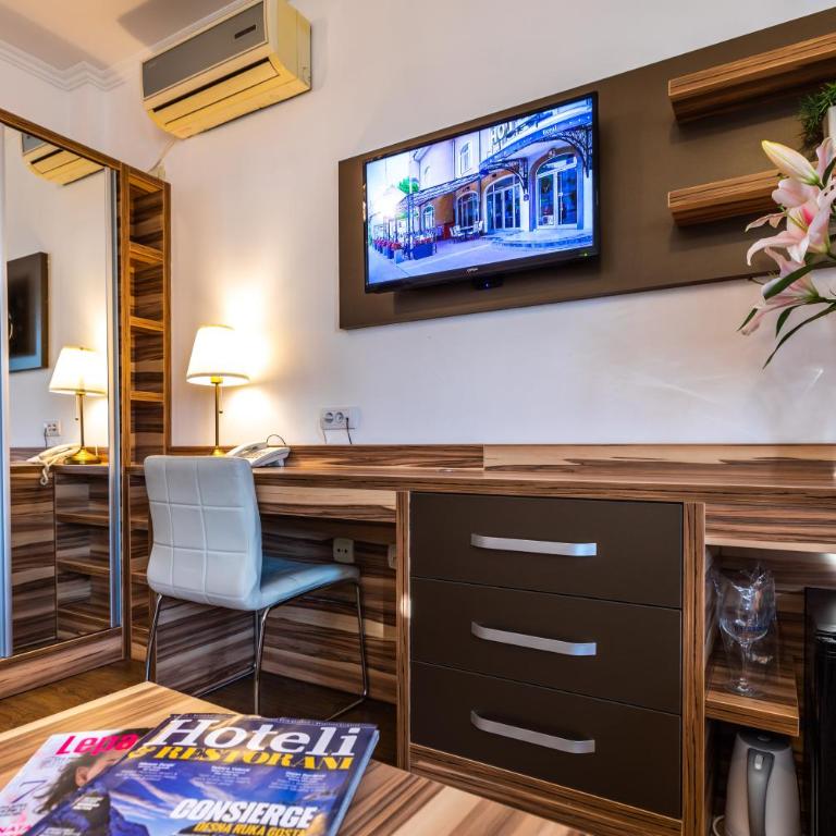 Garni Hotel Royal Crown - Family Room - 1