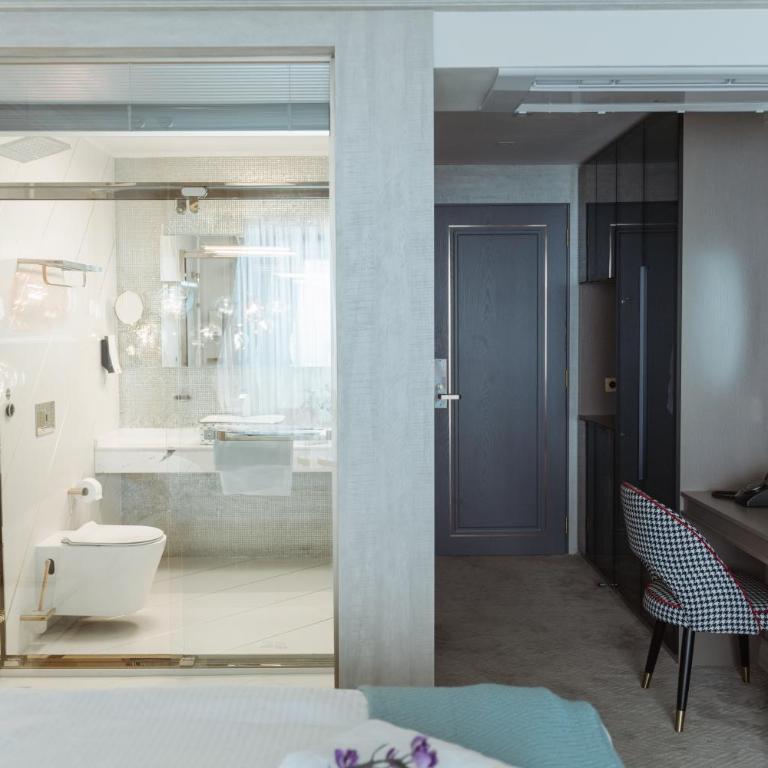 Hotel Maris - Deluks Dvokrevetna soba sa Bračnim Krevetom, Balkonom i Pogledom na More - 7