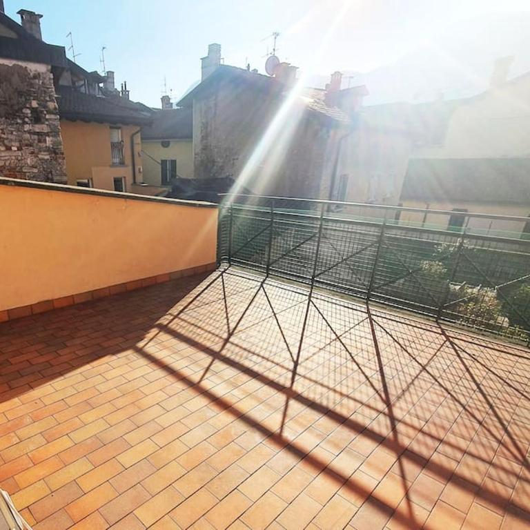 King Como Lake Center 9 posti letto- Grande Terrazza - 2 bagni privati - Appartamento con 2 Camere da Letto - 6