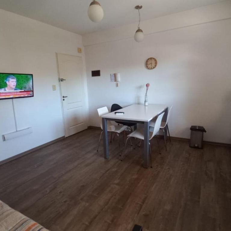 Depto calle 18 - soleado y con balcon - Apartamento - 3