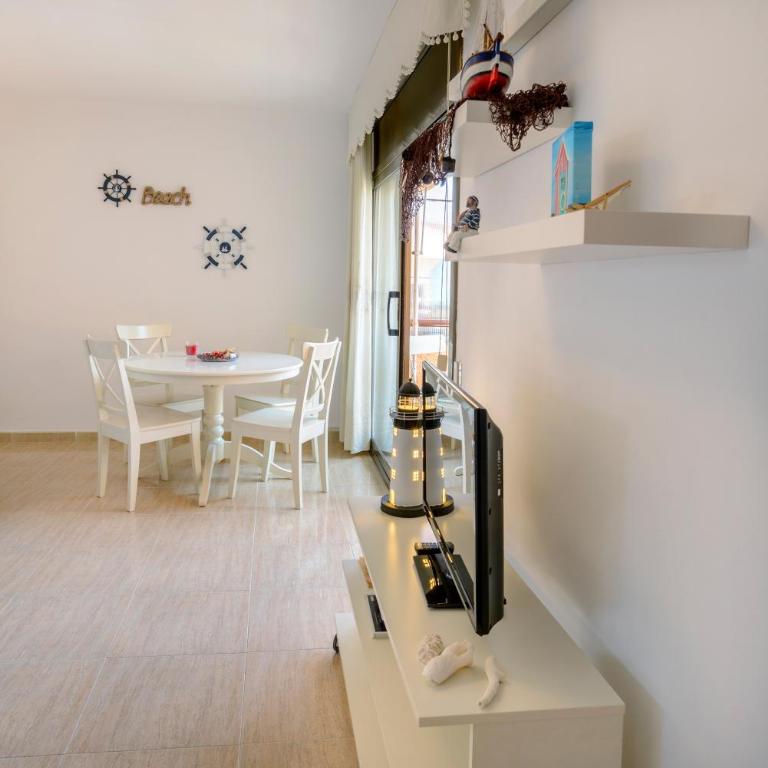 A 3 minutos de la playa. Cerca del centro - Three-Bedroom Apartment - 1