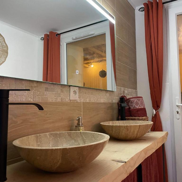 Velours & Balnéo - Studio avec Baignoire Spa - 4