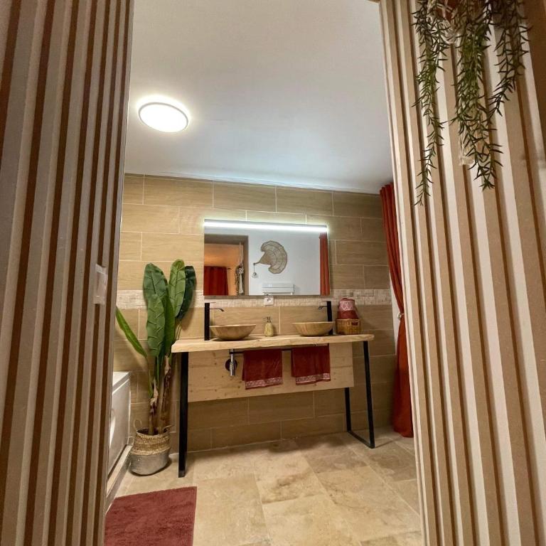 Velours & Balnéo - Studio avec Baignoire Spa - 8