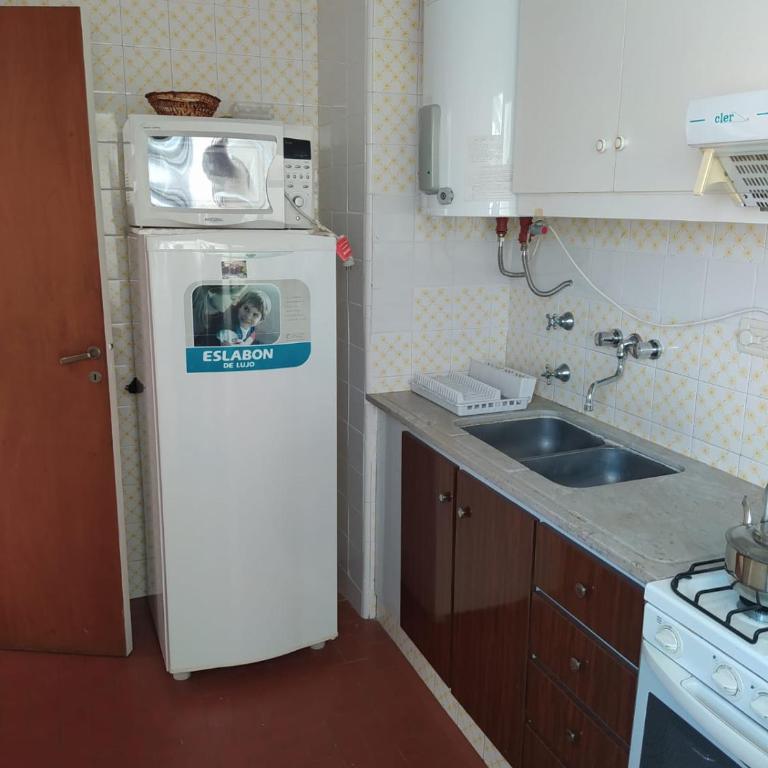 Departamento en Mar del Plata, excelente ubicación, pleno centro, 3 habitaciones, solo grupo familiar, no se permiten grupo de jóvenes - Apartamento de 3 dormitorios - 4