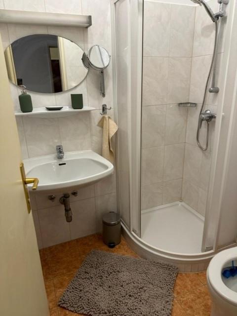 Pension COLUMBIA inkl Frühstück im Zentrum - Chambre Double de Luxe avec Balcon 1 - 2