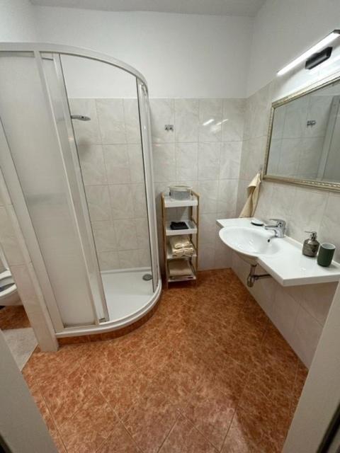Pension COLUMBIA inkl Frühstück im Zentrum - Chambre Familiale avec Balcon - 6 - 8