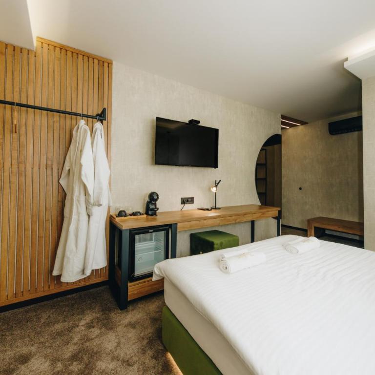 Boutique Luxury Apartments - Deluxe Double Room - 6