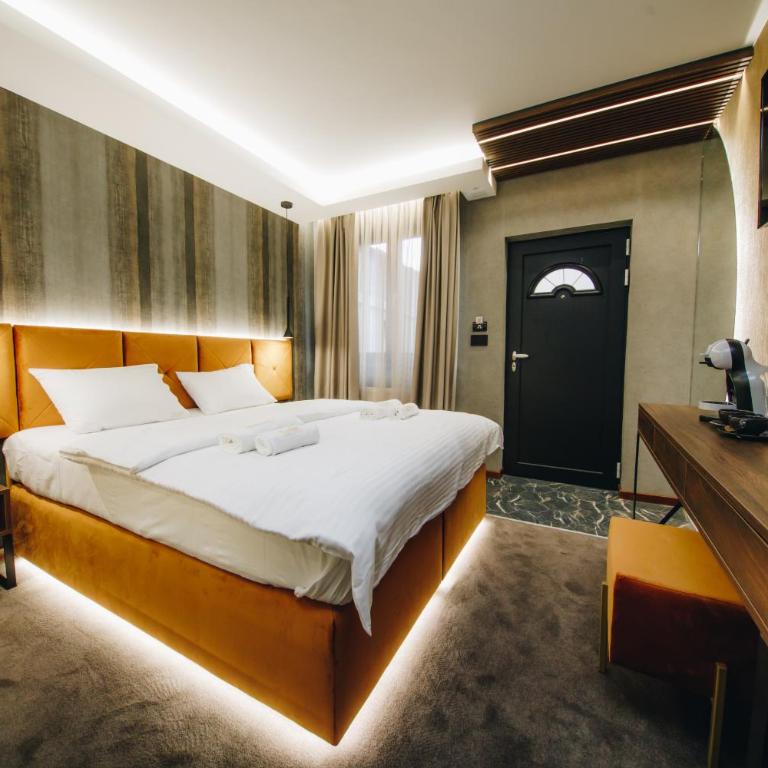 Boutique Luxury Apartments - Deluxe Double Room - 10