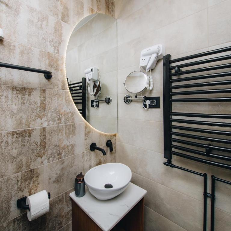 Boutique Luxury Apartments - Deluxe Double Room with Balcony - 8