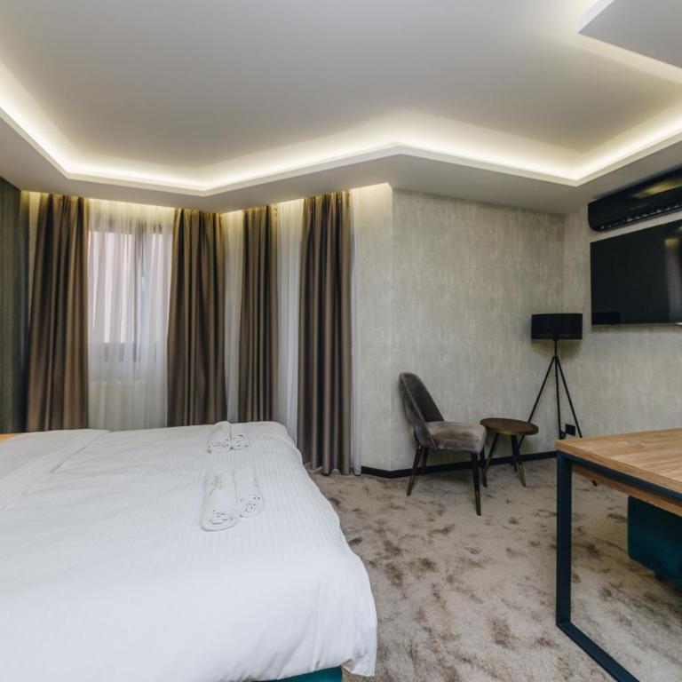 Boutique Luxury Apartments - Deluxe Double Room with Balcony - 11