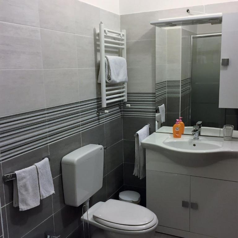Bella Vita Guesthouse -parcheggio privato interno - Camera Matrimoniale Deluxe con Balcone - 4