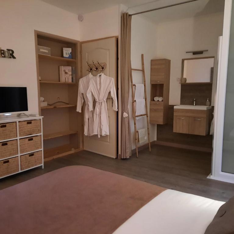 15min de la Cité de Carcassonne dans petit village, chambre au calme, petit-déjeuner et jacuzzi en supplément - Chambre Double avec Salle de Bains Privative - 2