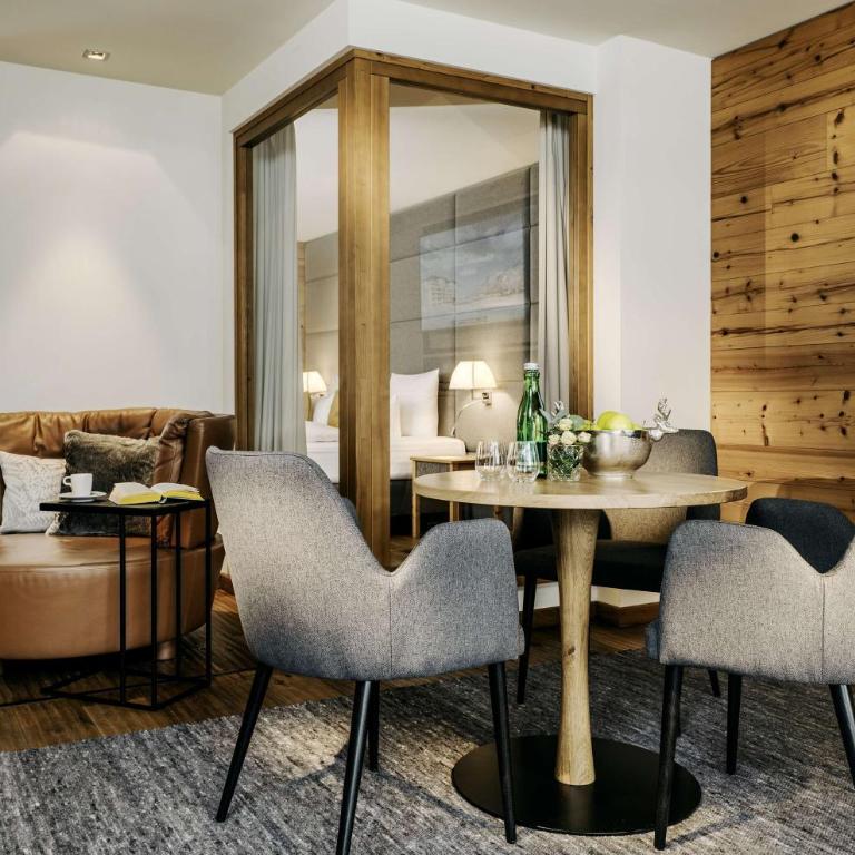 Grand Tirolia Kitzbühel - Member of Hommage Luxury Hotels Collection - Junior Suite mit Kingsize-Bett und Alpenblick - 4