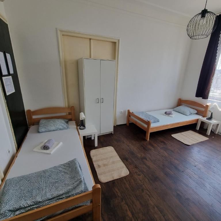 Downtown Belgrade Hostel and Apartments - Četvorokrevetna Mešovita Spavaonica - 4