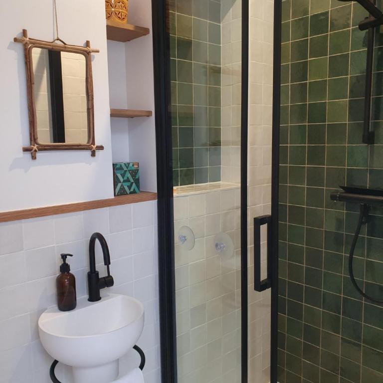 Chambre d'hôtes confort et charme Paris 9eme - Chambre Double avec Salle de Bains Privative - 4