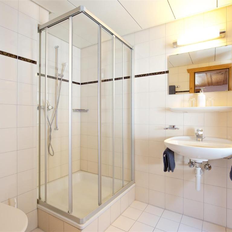 Hotel Bahnhof - Familienzimmer mit eigenem Bad - 2