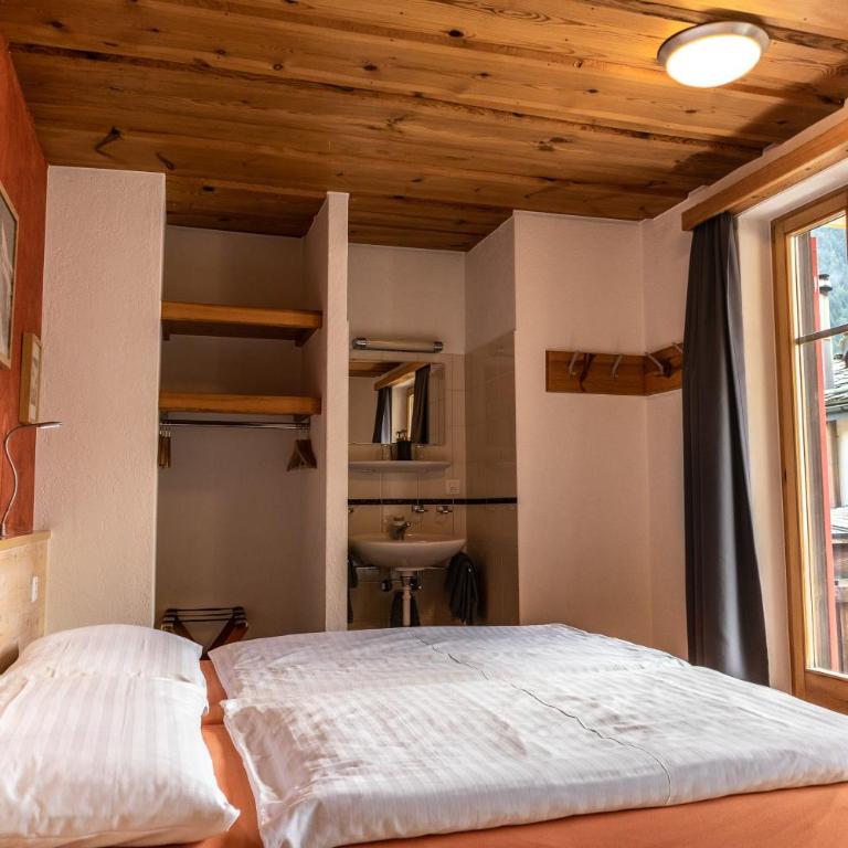 Hotel Bahnhof - Doppelzimmer mit Gemeinschaftsbad - 2