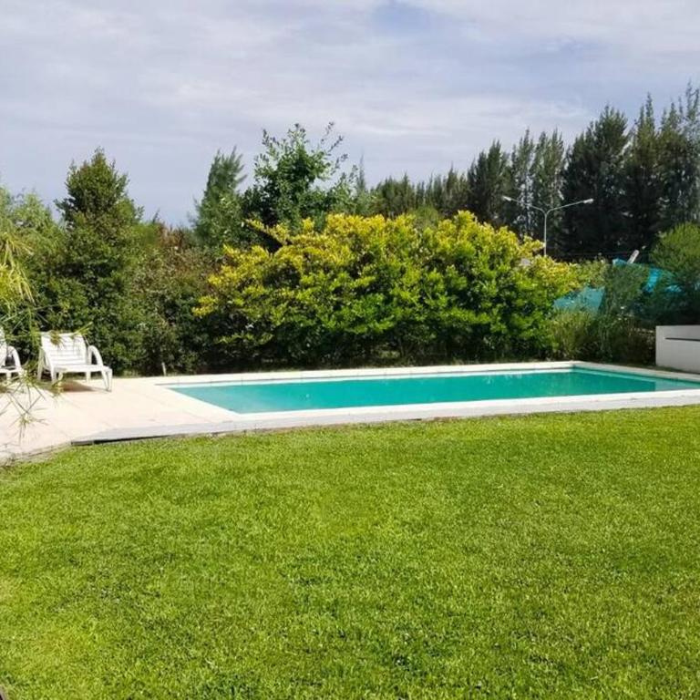 Hermosa casa con fogonero, parrilla cubierta, pileta y jardin parquizado - Three-Bedroom Villa - 2