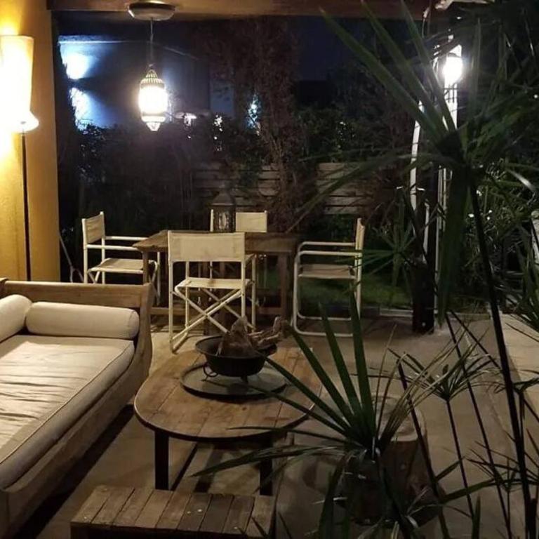 Hermosa casa con fogonero, parrilla cubierta, pileta y jardin parquizado - Villa de 3 dormitorios - 8