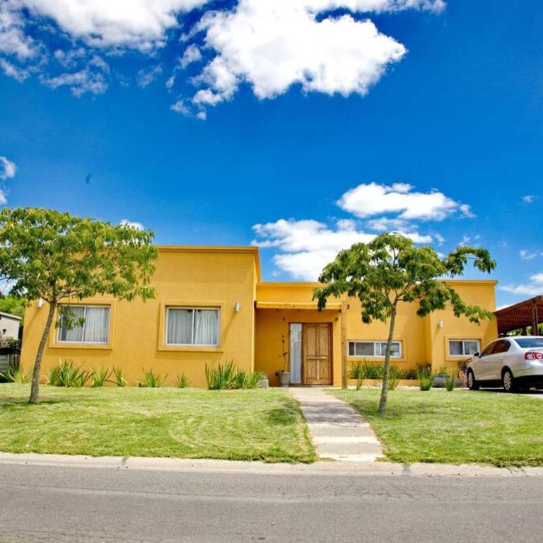 Hermosa casa con fogonero, parrilla cubierta, pileta y jardin parquizado - Villa de 3 dormitorios - 11