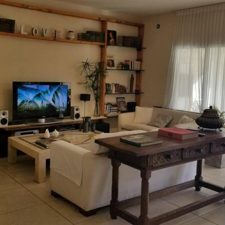 Hermosa casa con fogonero, parrilla cubierta, pileta y jardin parquizado - Villa de 3 dormitorios - 15