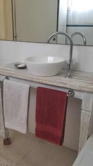 Hermosa casa con fogonero, parrilla cubierta, pileta y jardin parquizado - Villa de 3 dormitorios - 22