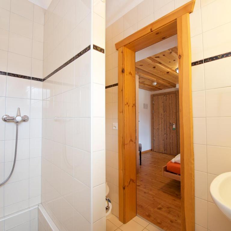 Hotel Bahnhof - Doppelzimmer mit eigenem Bad - 4
