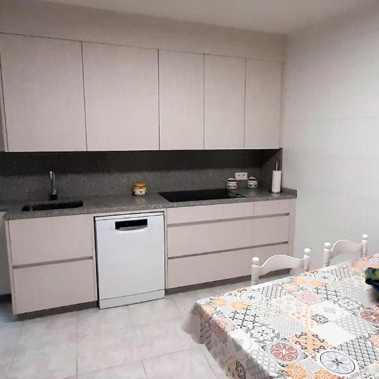 Piso Emigrante - Three-Bedroom Apartment - 3
