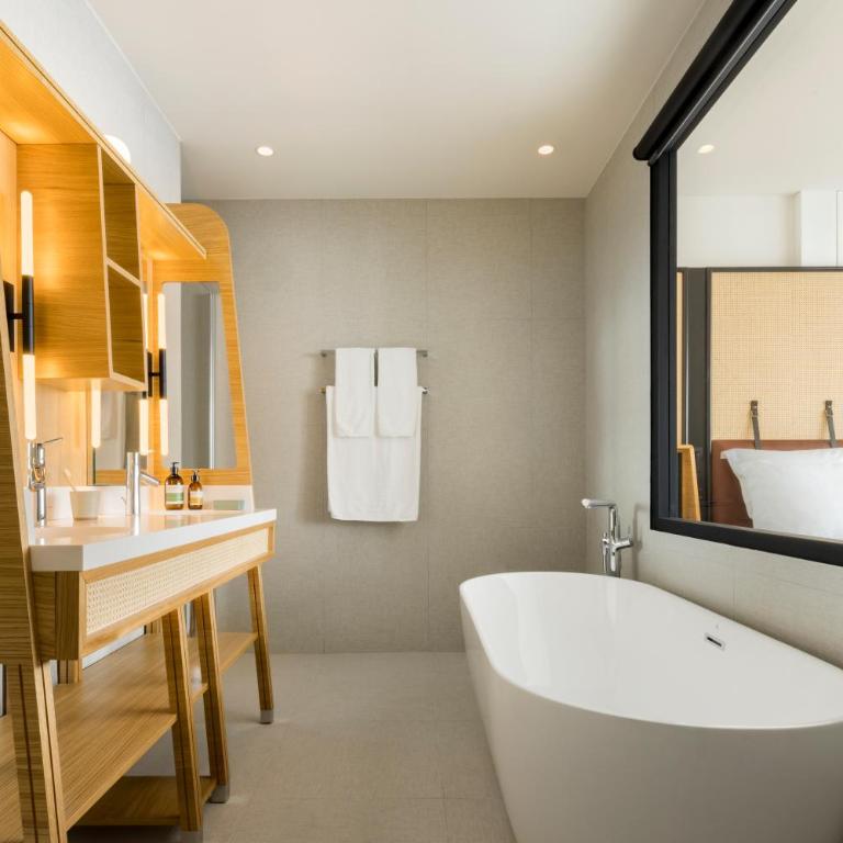 FirstName Bordeaux, Part of JdV by Hyatt - Chambre Premier Lit King-Size avec Terrasse - 5