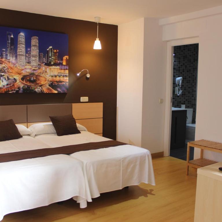 Hostal Falfes - Triple Room with Shower - 2