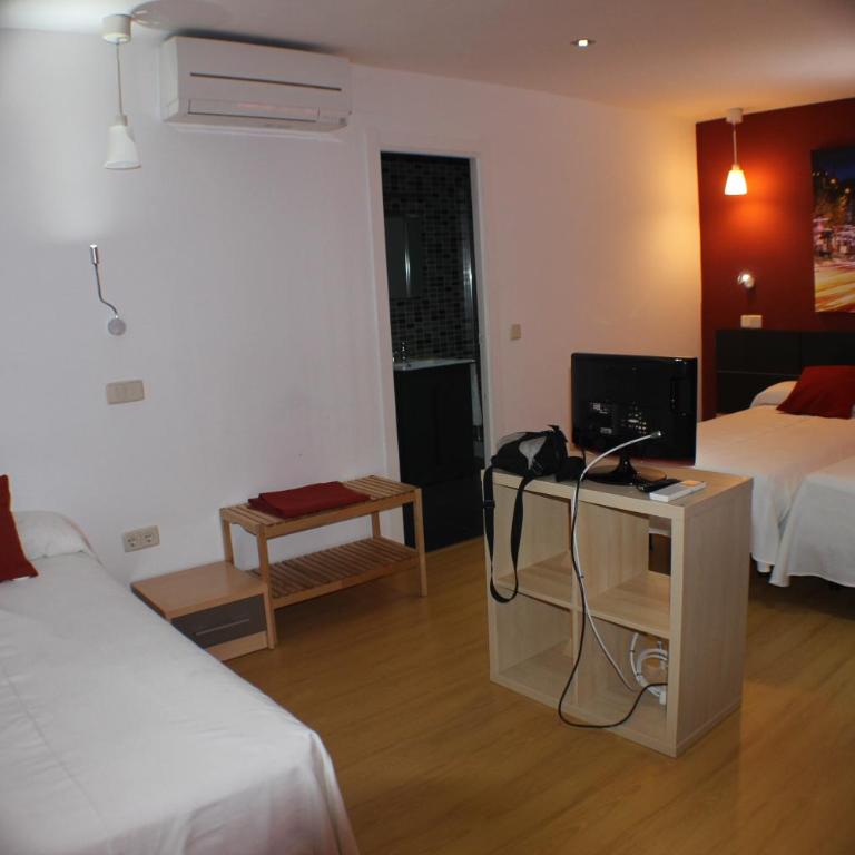 Hostal Falfes - Triple Room with Shower - 6