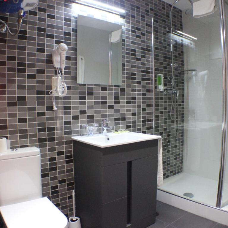 Hostal Falfes - Triple Room with Shower - 7