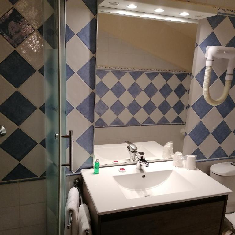 Hôtel Le Lievre Blanc - Chambre Double Mansardée Sous Combles - 1